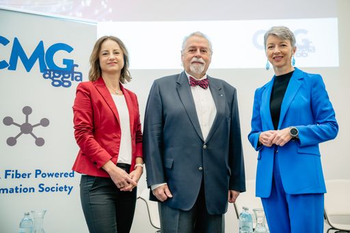  Petra Rodiga-Laßnig (CMG & BIK Breitbandinitiative
Kärnten), Heinz Pabisch (CMG) und Kärntens LHStv.in Gaby Schaunig