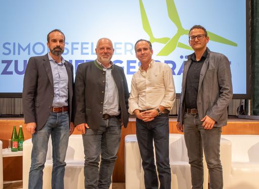 Markus Winter (Vorstand Technik Windkraft
Simonsfeld), Alfred Grand, Martin Grassberger, Alexander Hochauer
(Vorstand Finanz Windkraft Simonsfeld)