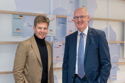 Vorschau Bild von Thomas Köck (dm Geschäftsführer) und Martin
Engelmann (Vorsitzender der dm Geschäftsführung)