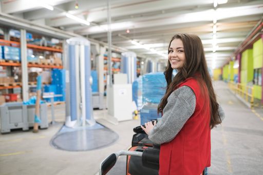 Vorschau Bild von Die Mitarbeiterinnen und Mitarbeiter im dm
Verteilzentrum versorgen die Filialen und Studios mit Waren.