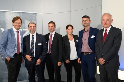 Sebastian Spaun, Thomas Mlekusch und Günter Waldl (Leube Zement
GmbH), Cornelia Bauer (VÖZ), Eduard Artner (Baumit GmbH) und Johann
Kollegger (TU Wien)