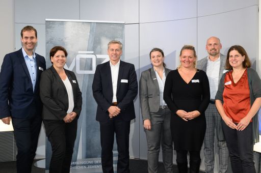 Vorschau Bild von Christoph Stotter (w&p Zement GmbH), Cornelia Bauer (VÖZ), Johann
Neuner (Tiwag-Tiroler Wasserkraft AG), Helga Zeitlhofer (Smart
Minerals GmbH), Anita Angerer (Porr Bau GmbH), Martin Peyerl (Smart
Minerals GmbH) und Claudia Dankl (Zement+Beton)