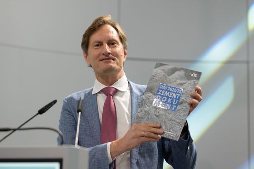 Vorschau Bild von Sebastian Spaun präsentiert das brandaktuelle ZementDokument, den
Lagebericht 2021/22 der österreichischen Zementindustrie