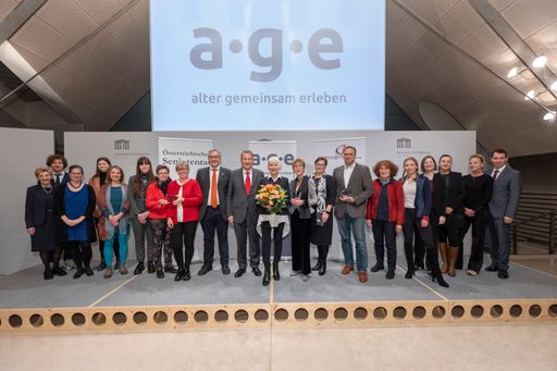 Gruppenfoto mit allen Nominierten und
Preisträger:innen.