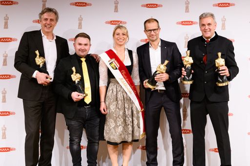Über die fünf Auszeichnungen freuen sich (v.l.n.r.)
Dir. Harald Steinlechner (Geschäftsführer Ennstal Milch –
Produktionsort Schärdinger Österkron), Kurt Kroissl
(Produktentwickler Berglandmilch), Tina Austaller
(Oberösterreichische Milchkönigin), Michael Forster (Marketing
Berglandmilch), Thomas Osl (Werksleiter Berglandmilch)