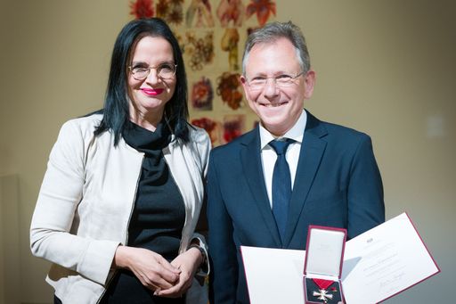 Verleihung des Österreichischen Ehrenkreuzes für
Wissenschaft und Kunst an Doron Rabinovici im Künstlerhaus/Wien.
Doron Rabinovici mit Kunst- und Kulturstaatssekretärin Andrea Mayer
(c)BMKÖS/Gunter Pusch