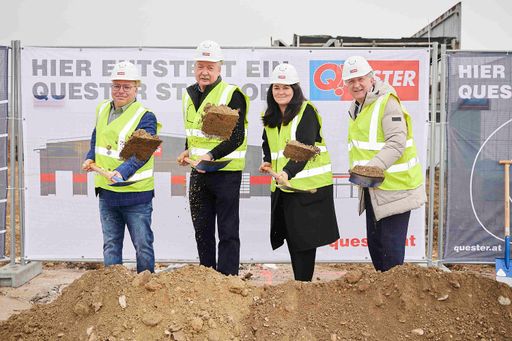  Standortleiter Martin Kuchlbacher, Eduard
Halmschlager von Halpin, Geschäftsführerin Barbara Bernsteiner und
Stadtrat Günther Herz (v.l.n.r.)