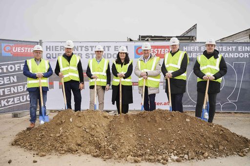 Vorschau Bild von Standortleiter Martin Kuchlbacher, Eduard
Halmschlager von Halpin, Bernd Sametz, Geschäftsführerin Barbara
Bernsteiner, Stadtrat Günther Herz, Martin Strobl und Patrick Spies
(v.l.n.r.)