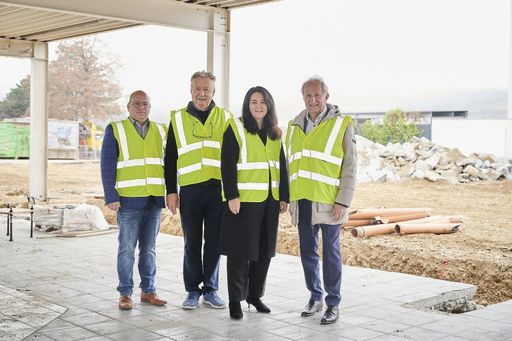 Vorschau Bild von Standortleiter Martin Kuchlbacher, Eduard
Halmschlager von Halpin, Bernd Sametz, Geschäftsführerin Barbara
Bernsteiner, Stadtrat Günther Herz, Martin Strobl und Patrick Spies
(v.l.n.r.)