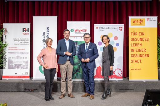Vertreter*innen der WieNGS-Trägerorganisationen
v.l.n.r.: Mag.a Dr.in Evelyn Süß-Stepancik (Vizerektorin der
Pädagogischen Hochschule Wien), Mag. Heinrich Himmer
(Bildungsdirektor für Wien), KommR. Ing. Martin Heimhilcher
(Landesstellenausschussvorsitzender der ÖGK in Wien), MMag.a Dr.in
Tina Svoboda-Pyka (Gesundheitsreferentin WiG und WieNGS
Projektverantwortliche)