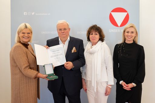 Vorschau Bild von Verteidigungsministerin Klaudia Tanner mit
Christian Wehrschütz und dessen Frau und Tochter