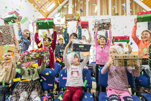 Im Rahmen der weltweiten Aktion "Weihnachten im Schuhkarton" wird
dieses Jahr das 200-millionste Geschenkpäckchen einem Kind übergeben
werden. / Weiterer Text über ots und www.presseportal.de/nr/56021 /
Die Verwendung dieses Bildes für redaktionelle Zwecke ist unter
Beachtung aller mitgeteilten Nutzungsbedingungen zulässig und dann
auch honorarfrei. Veröffentlichung ausschließlich mit
Bildrechte-Hinweis.