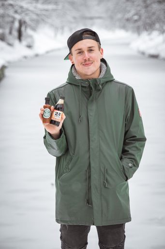 Tommy Hlatky mit der "TOM'S HOT SAUCE - Bonfire".