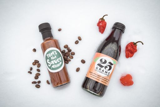 Vorschau Bild von Fusion aus zwei Welten: Die neue Chilisauce überzeugt mit einem
einzigartigen aromatischen Spiel zwischen der typisch fruchtigen
„TOM’S HOT SAUCE“-Schärfe und den elegant eingebundenen Röstaromen
des äthiopischen Natural Cold Brew Coffee.