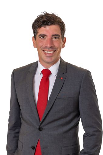 Mit dem Italiener Massimo Saccomanno (42) hat Dr.
Eugen Otto vor kurzem einen internationalen Immobilienexperten für
sein Unternehmen an Bord geholt. Der staatlich geprüfte Betriebswirt
in Wohnungswirtschaft spricht vier Sprachen und wird sich bei OTTO
Immobilien als Senior Berater auf die nationale und internationale
Vermarktung hochwertiger Immobilien und die Ausweitung des
internationalen Netzwerkes von Knight Frank fokussieren.