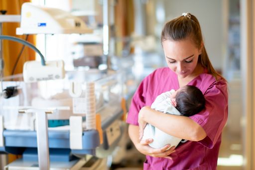 Vorschau Bild von Diplomierte Gesundheits- und Krankenpflegerinnen
mit unterschiedlichen Zusatzqualifikationen in der
Neugeborenenstation der Privatklinik Goldenes Kreuz betreuen und
versorgen die Babys.