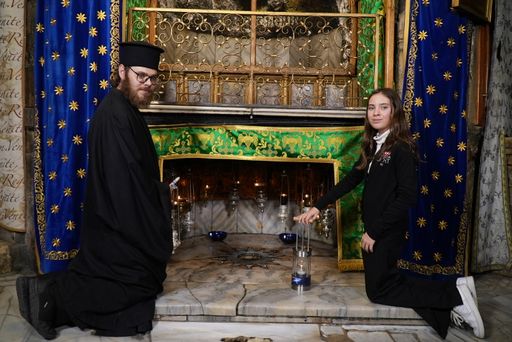 Die 12-jährge Sarah Noska entzündet in der Geburtsgrotte Jesu das
„ORF-Friedenslicht aus Bethlehem“.