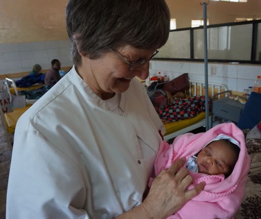 Sr. Rita Schiffer - ärztliche Leiterin des von Jugend Eine Welt
unterstützten Attat-Krankenhauses in Äthiopien - mit einem
Neugeborenen.