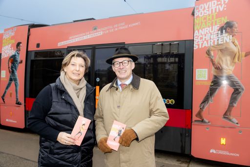 https://www.apa-fotoservice.at/galerie/31266 Fotoshooting mit der
Wiener Straßenbahn, die mit der Botschaft „Covid-19 positiv: Nicht
warten, Anruf schnell starten!" unterwegs sein wird und bis Ende
März 2023 Awareness für COVID-19-Risikofaktoren und
Therapiemöglichkeiten schafft.