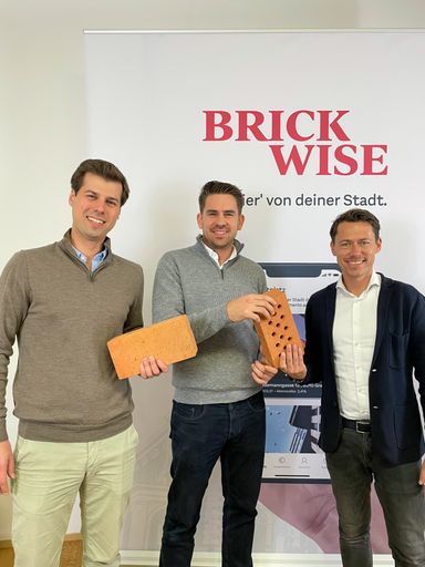 Vorschau Bild von Brickwise-CEO Michael Murg mit dem Bambus-Team
Franz Hörhager und Sebastian Pfisterer
