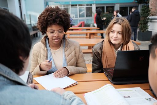  Lern- und Lebensraum Schule Guter Zusammenhalt auf dem Weg zur
Reife- und Diplomprüfung