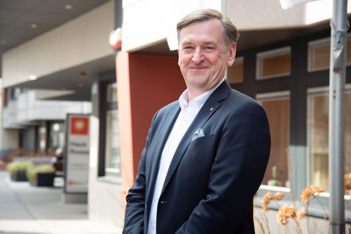 Vorschau Bild von „Es freut mich sehr mitteilen zu können, dass die
Kollektivvertragsverhandlungen der Sozialwirtschaft Österreich heute
Nacht nach intensiven, aber konstruktiven Verhandlungen mit einem
wirklich guten und fairen Ergebnis abgeschlossen werden konnten!“,
meint Mag. Christian Hennefeind, Geschäftsführer des Kuratoriums
Wiener Pensionisten-Wohnhäuser (KWP) zu den bevorstehenden
Verbesserungen für sein Team.