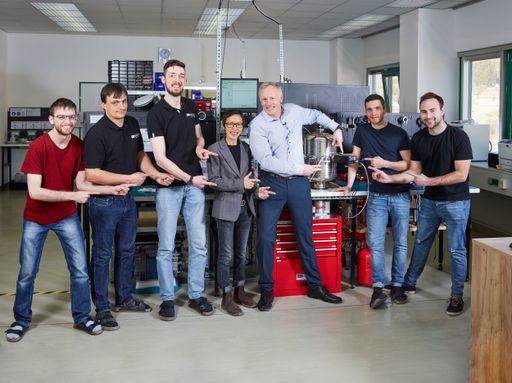 Innovations- und Forschungspreis des Landes
Kärnten; Die ph-instruments GmbH aus Spittal an der Drau siegte beim
Wettbewerb 2022 mit dem Projekt "Hoch-Vakuum-Druckmesstechnik –
Technologie-Durchbruch für industrielle High-Tech-Anwendungen" in
der Kategorie "Kleinstunternehmen" und wurde von der Jury zudem für
die Teilnahme am Sonderpreis "VERENA" entsandt. Beim Wettbewerb 2023
wird der Preis in fünf Kategorien vergeben: Kleinst- | Klein- und
Mittel- | Großunternehmen | Forschungseinrichtungen | Spezialpreis
Foto: KWF / Johannes Puch