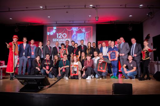 Vorschau Bild von Die 11 Finalisten(teams) von "120 Sekunden – die NÖ
Start-up Show" 2022 mit den Partnern der Aktion auf der Bühne der
IMC Fachhochschule Krems