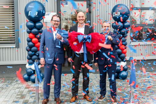  Eröffnungsfeier in Sesvete Kraljevec.
Geschäftsführer von PIA Automation Austria, Nikolaus Szlavik, Co-CEO
der PIA Gruppe, Thomas Ernst und Managing Director von PIA
Automation Croatia, Matjaz Zizmond, schneiden das "rote" Band durch.