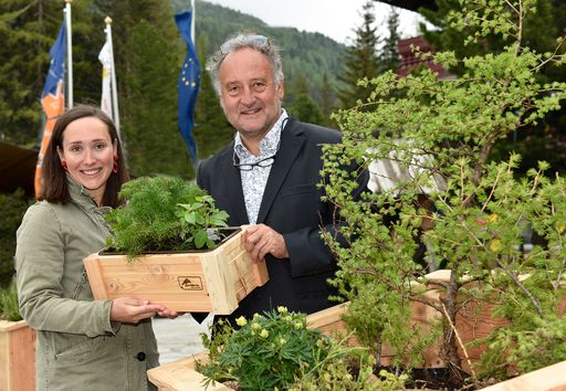 Vorschau Bild von Hotelier Wolfgang Hinteregger mit Tochter Katharina
Hofmayer mit den Hochbeeten samt Gemüse, Kräuter....