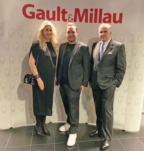 Vorschau Bild von Haubenkoch Marco Gatterer (Mitte) mit Clara und Prof. Dr. Dr.
Peter Löw / Weiterer Text über ots und www.presseportal.de/nr/166867
/ Die Verwendung dieses Bildes für redaktionelle Zwecke ist unter
Beachtung aller mitgeteilten Nutzungsbedingungen zulässig und dann
auch honorarfrei. Veröffentlichung ausschließlich mit
Bildrechte-Hinweis.