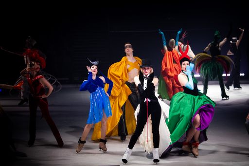 Vorschau Bild von In der Mitte in Schwarz die Innsbruckerin Celina
Profanter.