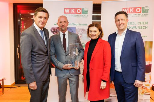 Verleihung des Tourismuspreises 2022:
Wirtschafts-Stadtrat Peter Hanke, Preisträger Peter Baierl,
Tourismus-Staatssekretärin Susanne Kraus-Winkler und der Obmann der
Sparte Tourismus und Freizeitwirtschaft in der WKW, Markus Grießler
(v.l.)