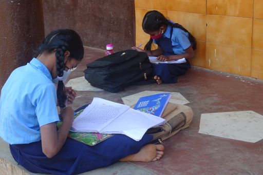 Indische Schulkinder beim Lernen | BREADS
(Bangalore Rural Educational Development Society - Entwicklungsbüro
der Salesianer in Bangalore in Südwestindien)