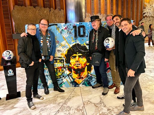 Vorschau Bild von Opus vor Bild von Diego Maradona im Vatikan