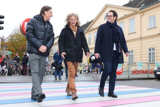 v.l.n.r.: Kay Voges (Volkstheater-Direktor), Eva
Fels (Obfrau des Vereins TransX), Markus Reiter (Bezirksvorstand
Neubau)