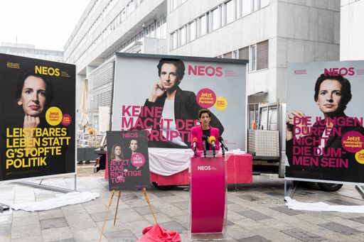 Indra Collini bei der Plakatpräsentation