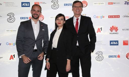 Vorschau Bild von Digitalisierungs-Staatssekretär Florian Tursky,
futurezone-Chefredakteurin Claudia Zettel und KURIER
Medienhaus-Geschäftsführer Thomas Kralinger beim futurezone Award
2022