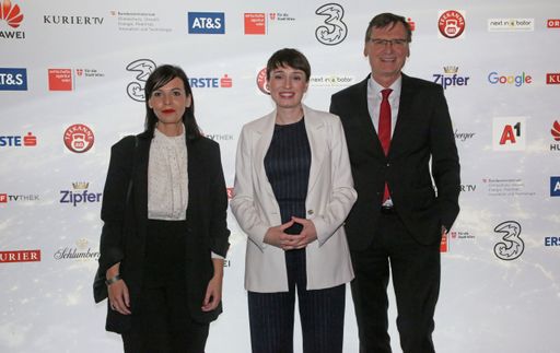 Vorschau Bild von futurezone-Chefredakteurin Claudia Zettel, Die
Grünen-Klubobfrau Sigrid Maurer und KURIER
Medienhaus-Geschäftsführer Thomas Kralinger beim futurezone Award
2022