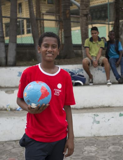 Bub mit einem Jugend Eine Welt-Fußball in einem
Straßenkinderprojekt in Ecuador