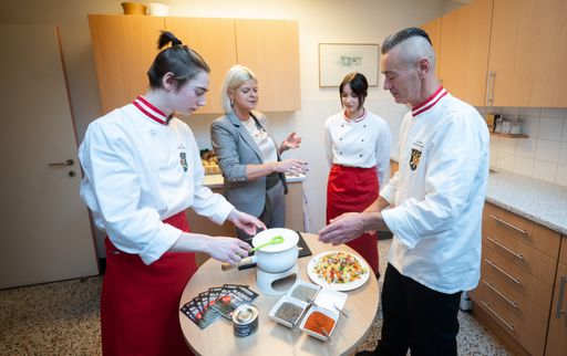 Vorschau Bild von Verteidigungsministerin Klaudia Tanner im Gespräche
mit dem Personal der Lehr- und Versuchsküche der
Heereslogistikschule in Wien