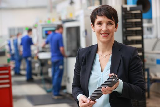 Vorschau Bild von Ing. Mag. (FH) Claudia Zoff, Geschäftsführerin bei
Österreichs führendem Bohrer- und Fräserhersteller ALPEN-MAYKESTAG,
mit dem neuen Hochleistungsfräser Turbo-Cut.