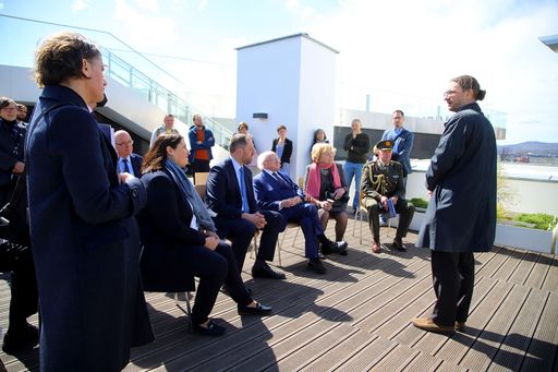 Irischer Staatspräsident Michael Higgins, Stadträtin und VBgmIn
Kathrin Gaál und "Wien-Süd"-Vorstand am Dach der "Biotope City
Wienerberg", 1100 Wien