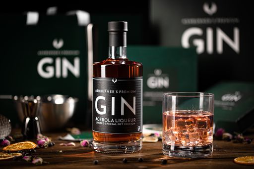  Die streng auf 999 Stk. limitierte Edition
"Acerola" von Ashburner's Premium GIN. Gesichert durch einen NFC
Chip und mit integriertem NFT.