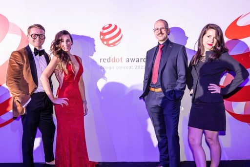 Vorschau Bild von Red Dot Preisverleihung in Singapur: Ivan Reilly
Courtney M. Lawless (Moxehub), Clemens Kupsch, Kathrin Gajda
(Parkside Interactive)