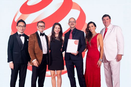 Vorschau Bild von Red Dot Preisverleihung in Singapur: Ivan Reilly
Courtney M. Lawless (Moxehub), Kathrin Gajda, Clemens Kupsch
(Parkside Interactive), Red Dot Hosts