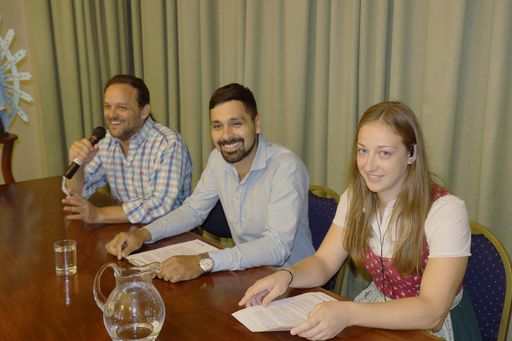 Viktoria Holzer (Steiermark) und Anibal Frete
(Chaco, Argentinien) präsentieren die Erklärung von Buenos Aires