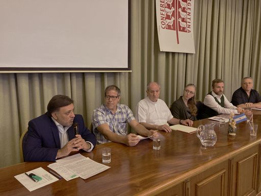 Vorschau Bild von Am Podium diskutierten: Miguel Gómez (Zuständiger
für familiäre Landwirtschaft der argentinischen Regierung), Ernesto
Stahringer (Geschäftsführer INCUPO), Bischof Mons. Jorge Lugones
(Präsident der Comisión Pastoral Social der argentinischen
Bischofskonferenz), Lisa Butzenlechner (Gesandte der
österreichischen Botschaft in Argentinien), Markus Meister
(Geschäftsführer Welthaus Graz)