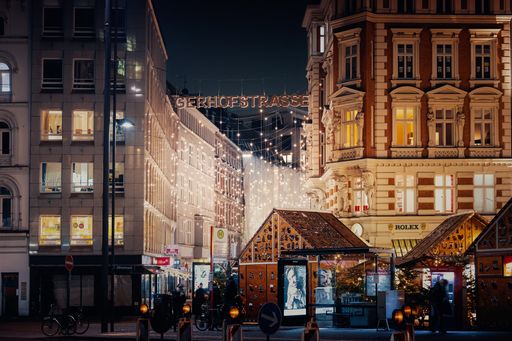 Rund um den Gänsemarkt in Hamburg funkeln beim Sternenzauber
insgesamt 1.950 LED's an 78 Überspannungen an 41
Halterungspunkten an den Fassaden / Die Verwendung dieses Bildes für
redaktionelle Zwecke ist unter Beachtung aller mitgeteilten
Nutzungsbedingungen zulässig und dann auch honorarfrei.
Veröffentlichung ausschließlich mit Bildrechte-Hinweis.