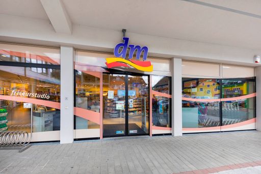 dm drogerie markt möchte so gleichermaßen die
Bedürfnisse von Kunden und Mitarbeitern sowie Aspekte des
Energiesparens berücksichtigen.